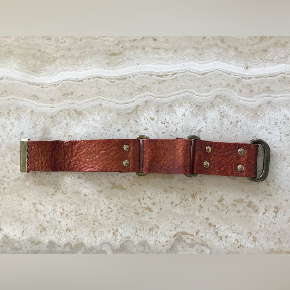 BROWN GRAIN LEATHER AND RIVET BRACELET
